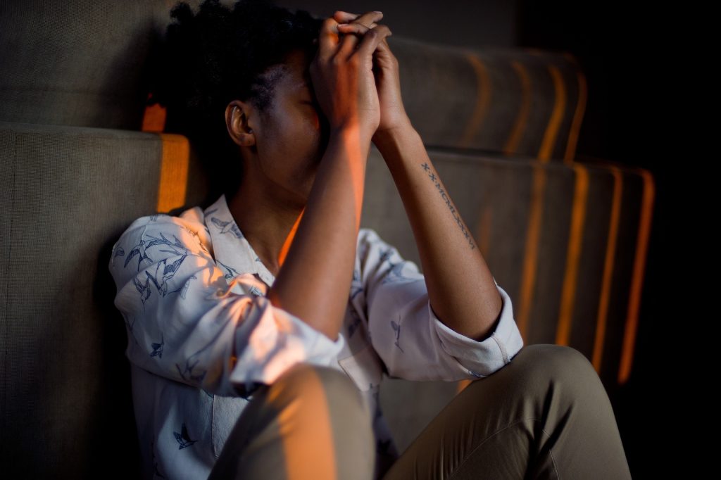 Explicație despre declanșatorii emoționali și cum afectează anxietatea la adulți tineri