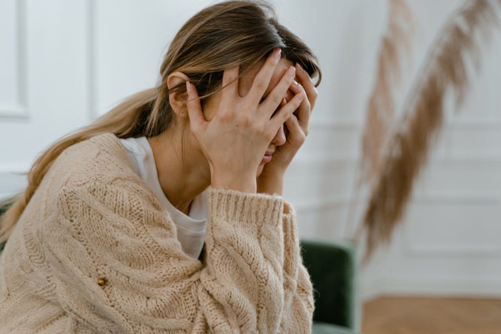 Explicație calmă despre anxietatea anticipatorie pentru adulți tineri într-un ghid realizat de un psiholog pentru anxietate