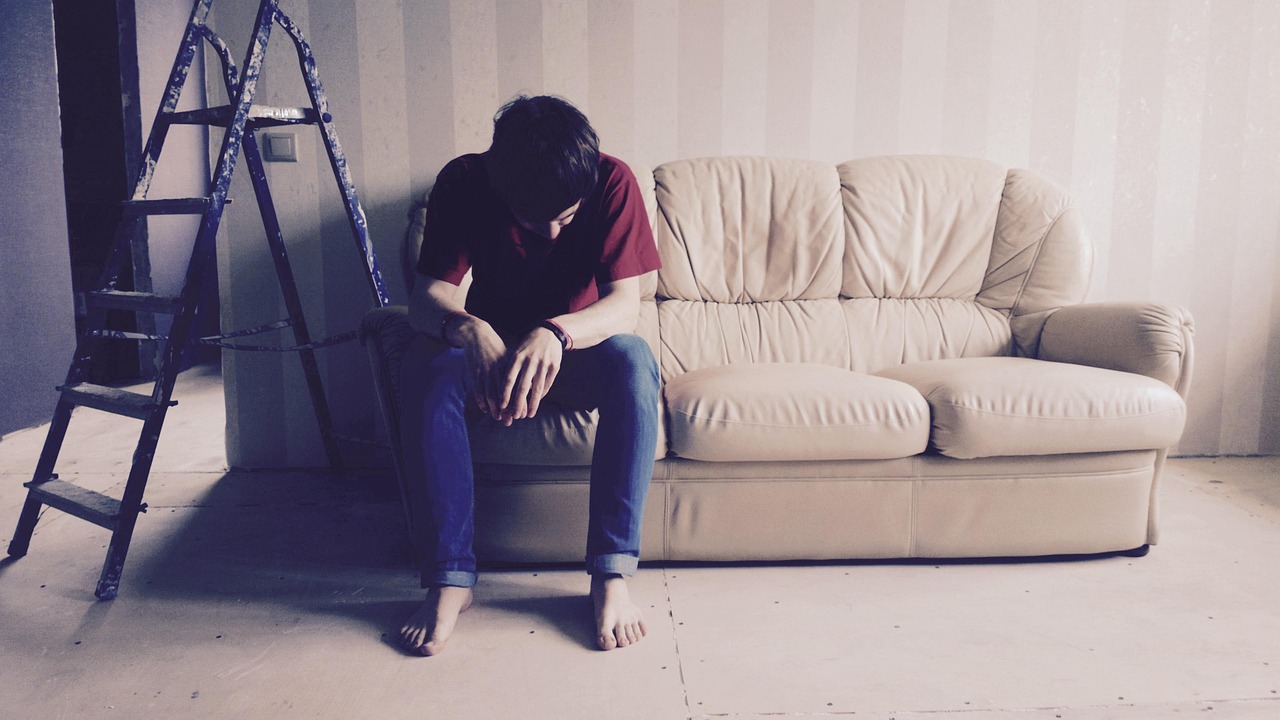 Articol despre depresia mascată la adulți tineri și dificultatea de a recunoaște suferința emoțională