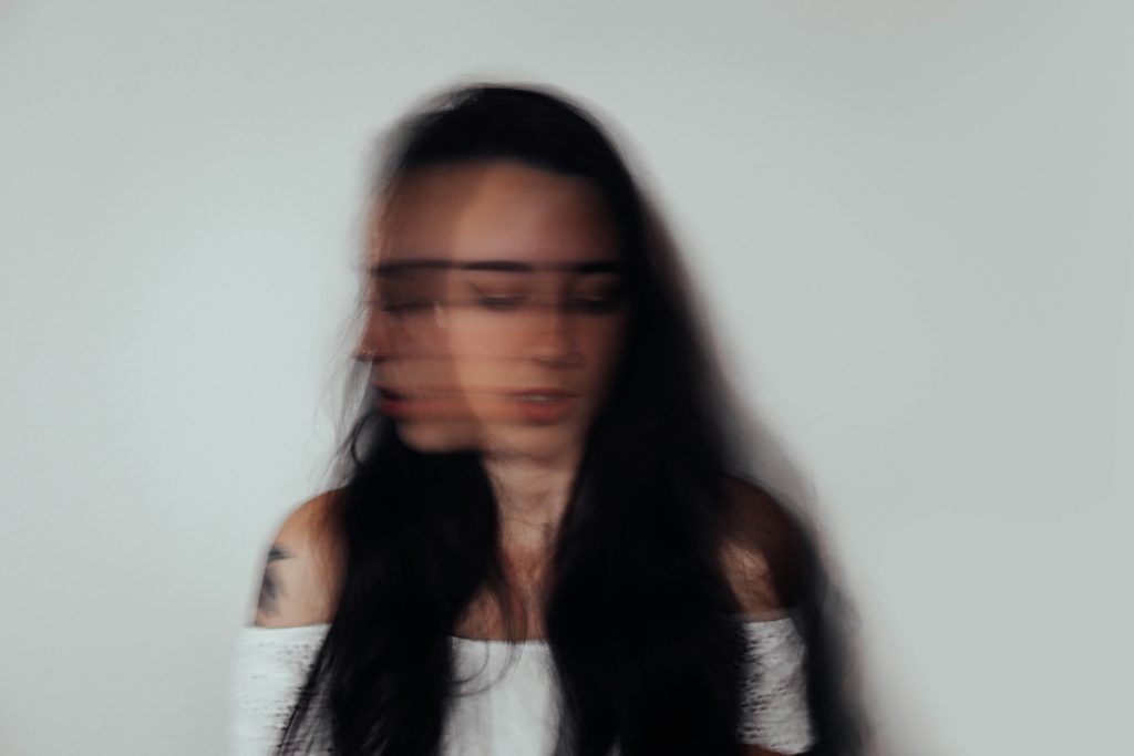 adult tânăr care reflectă la dialogul interior negativ și caută sprijin prin terapie