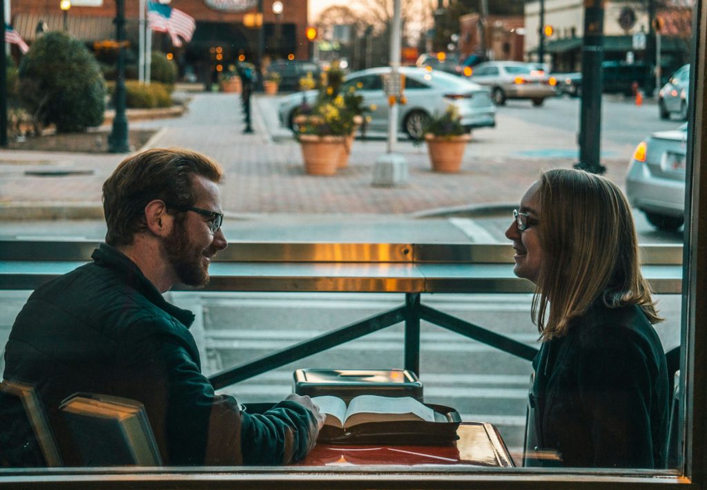 Discuție calmă între parteneri despre anxietate la adulți tineri și sprijin emoțional