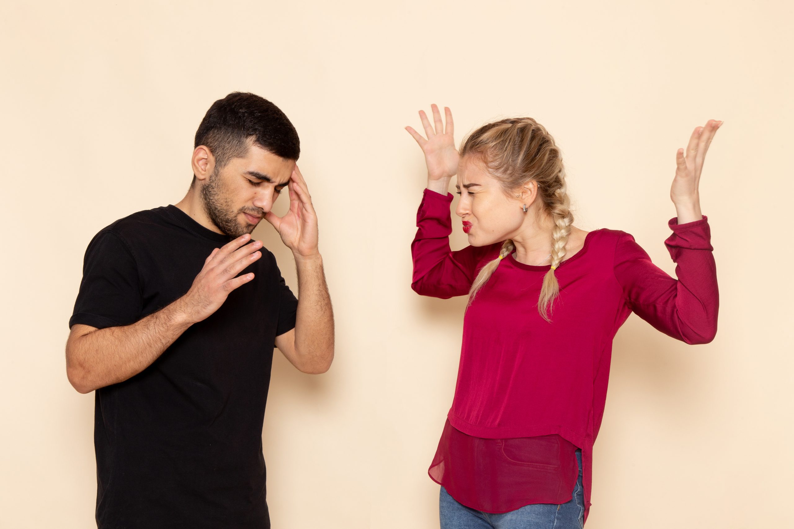 tineri care se cearta si raman in relatii toxice