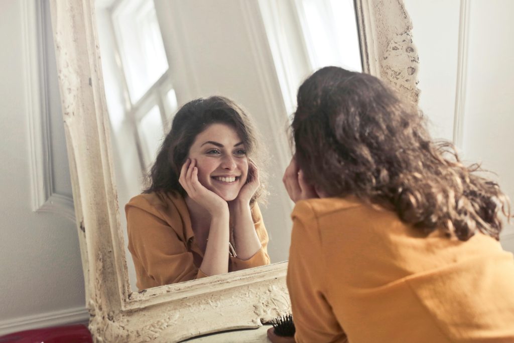 Perfecționismul și stima de sine influențează modul în care adulții tineri se raportează la ei înșiși