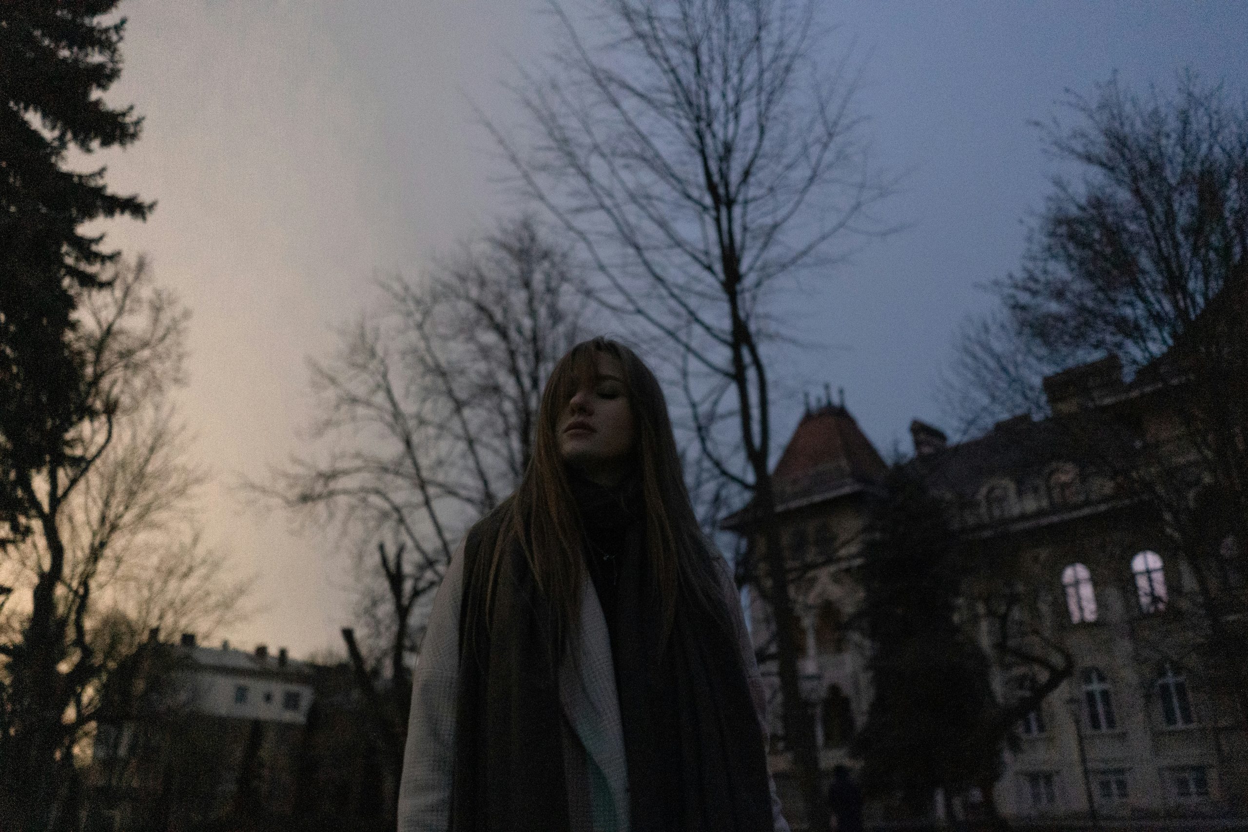 Descriere a simptomelor depresiei sezoniere la adulți tineri și impactul lor emoțional