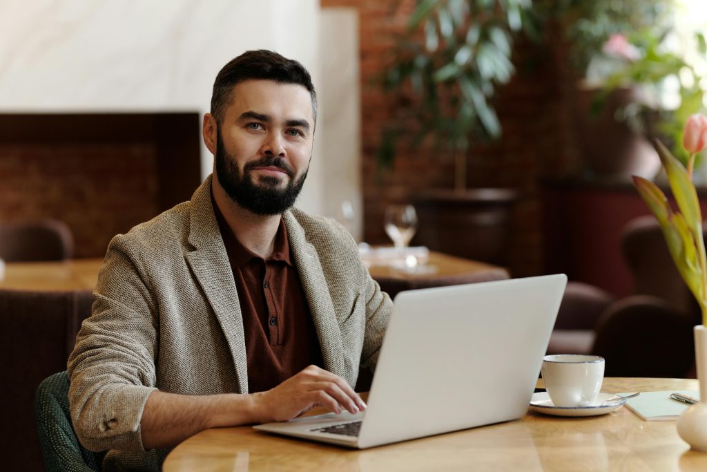 diferențele dintre terapie online și terapie la cabinet pentru adulți tineri care caută sprijin psihologic