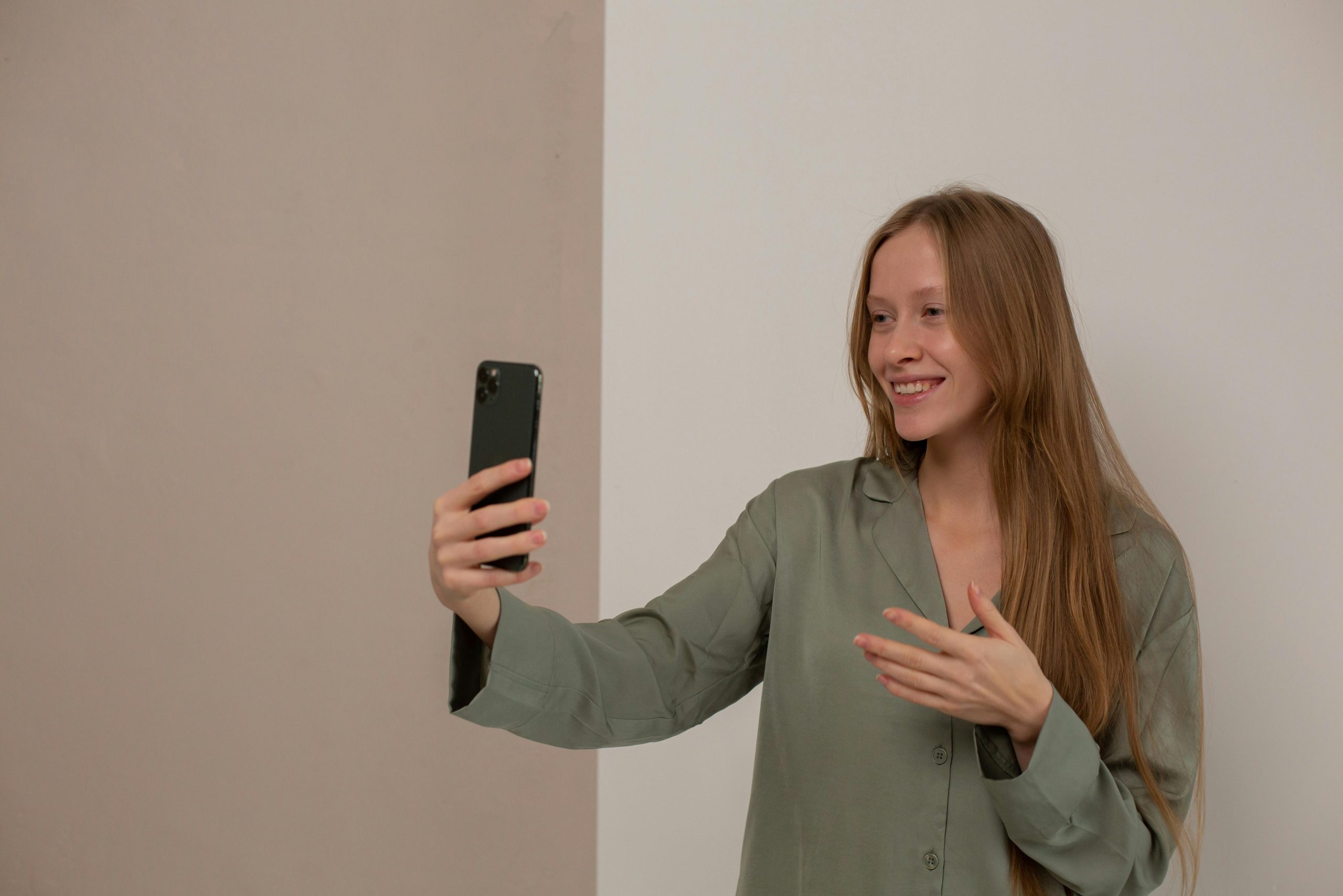 impactul vieții online asupra stimei de sine scăzute la adulți tineri