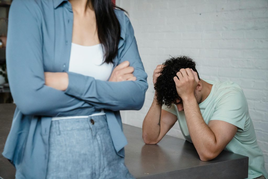 Articol despre pattern toxic repetitiv în relații și dificultăți emoționale la adulți tineri