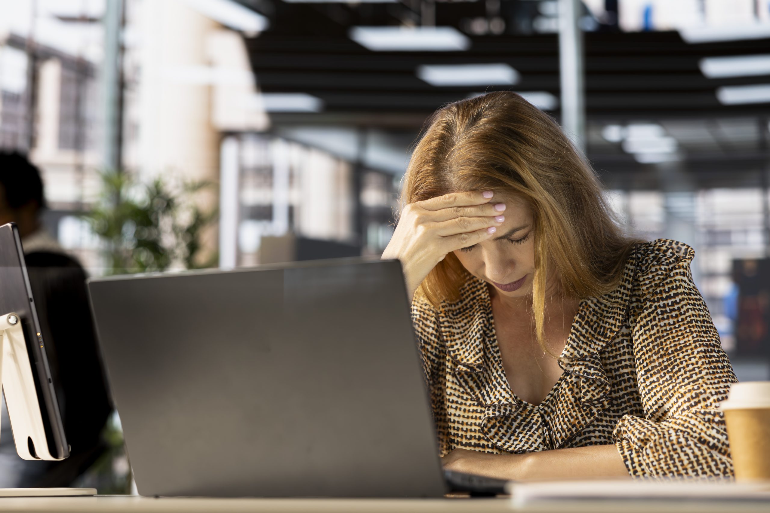 Persoana care se streseaza la locul de munca
