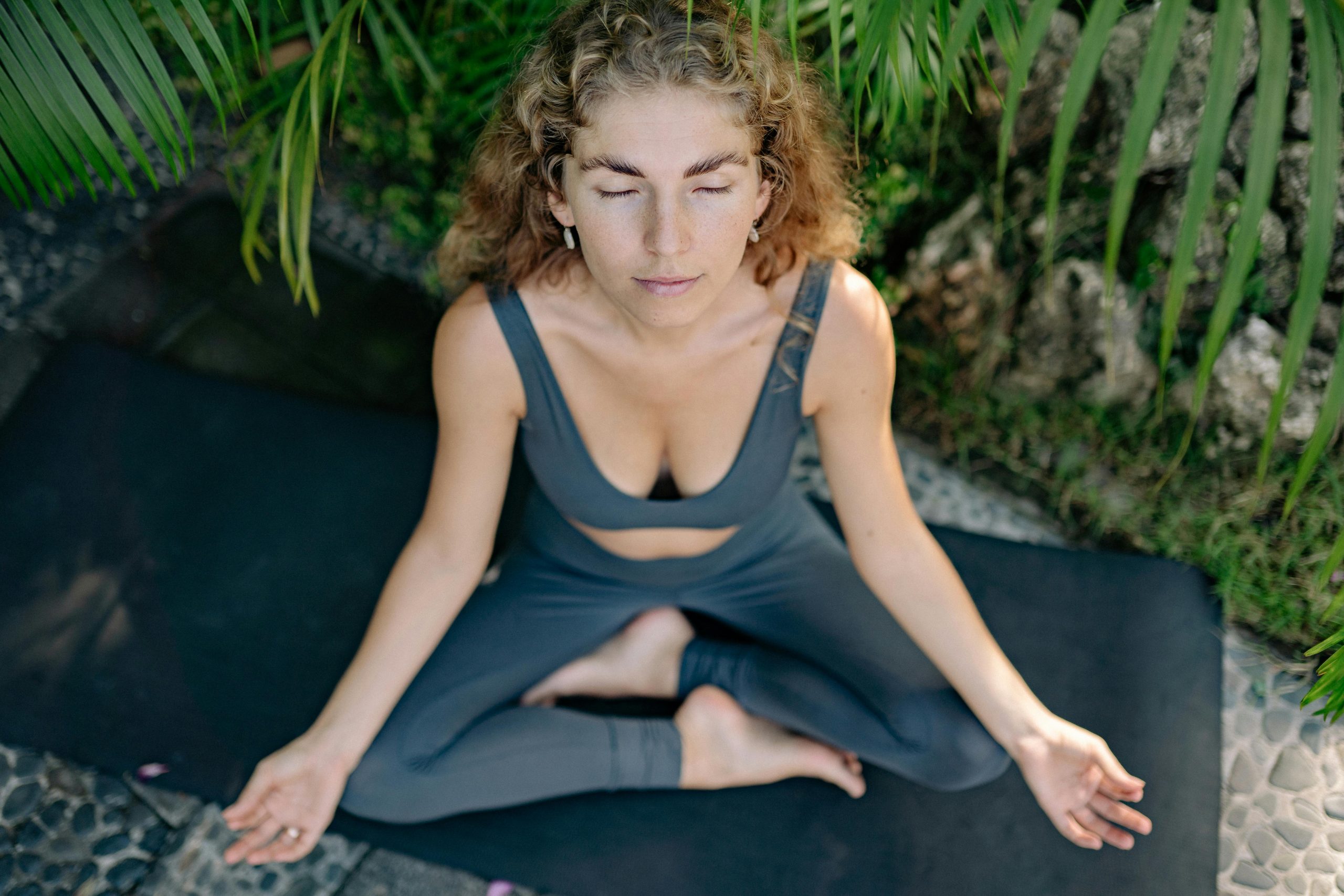 Pași practici de mindfulness pentru discomfort digestiv folosiți blând și fără presiune