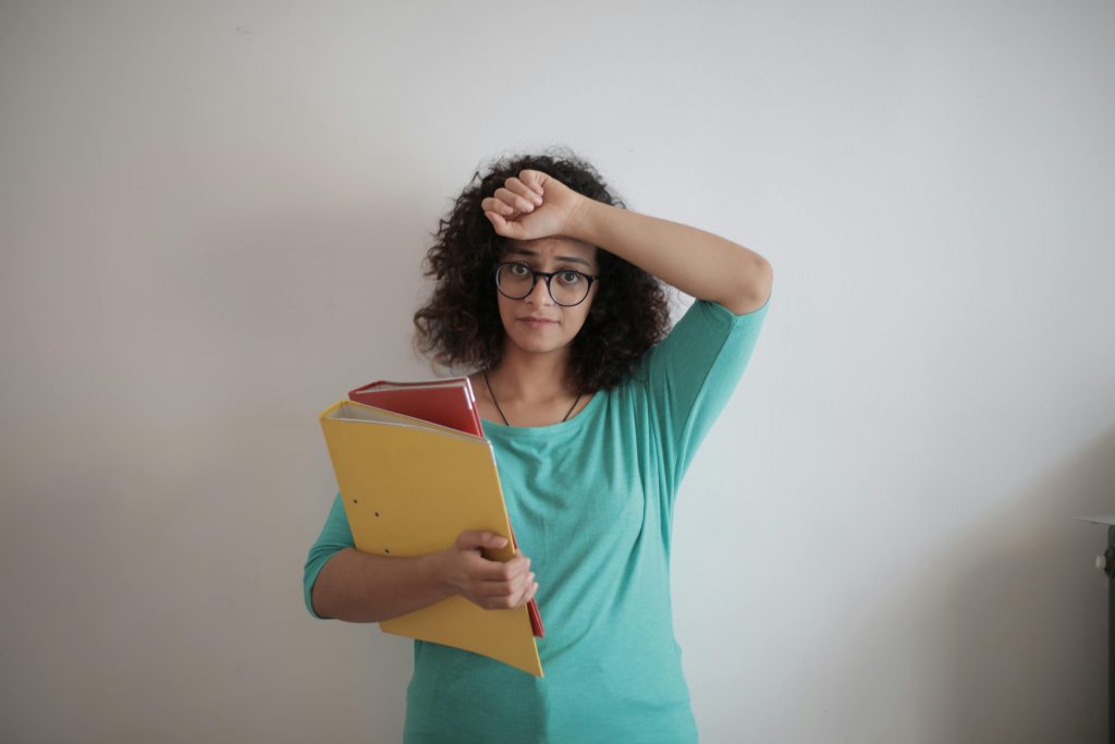 Hiper-responsabilitatea poate însemna să porți constant griji, sarcini și tensiune emoțională fără să îți dai seama
