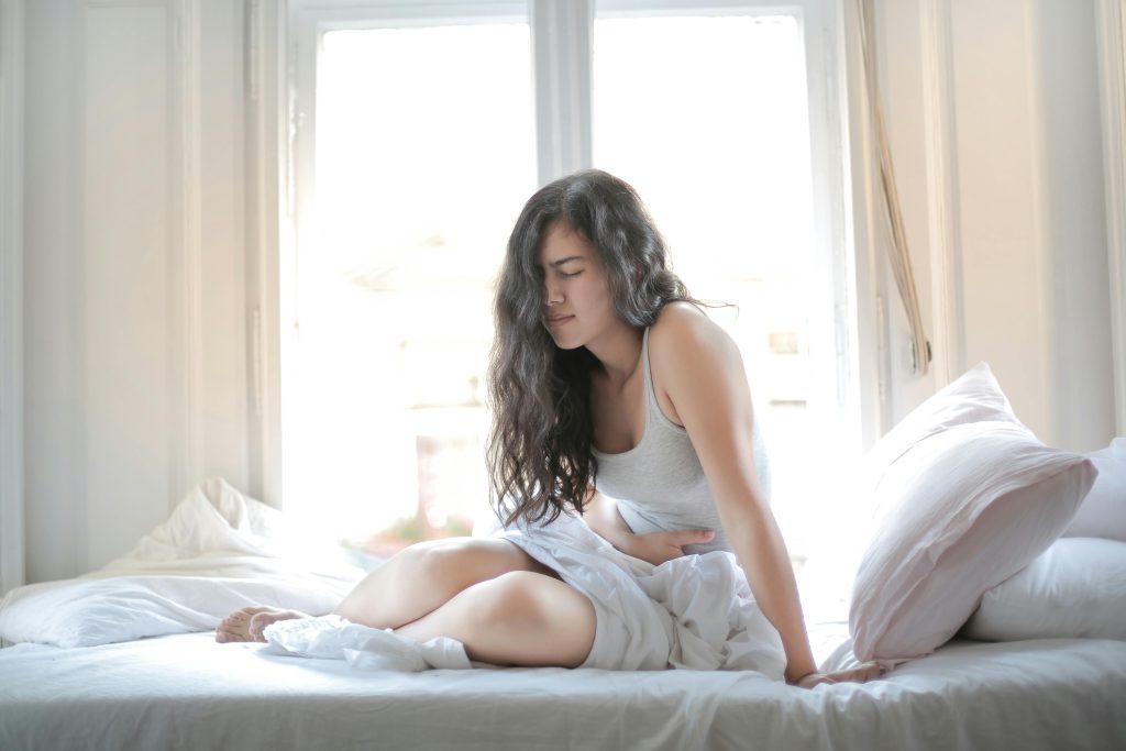 Mindfulness pentru discomfort digestiv explicat în contextul anxietății și al legăturii dintre emoții și corp