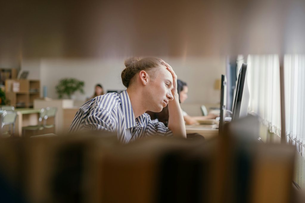 Burnout-ul la adulți tineri și momentul în care are sens să cauți un psiholog în Cluj-Napoca pentru burnout