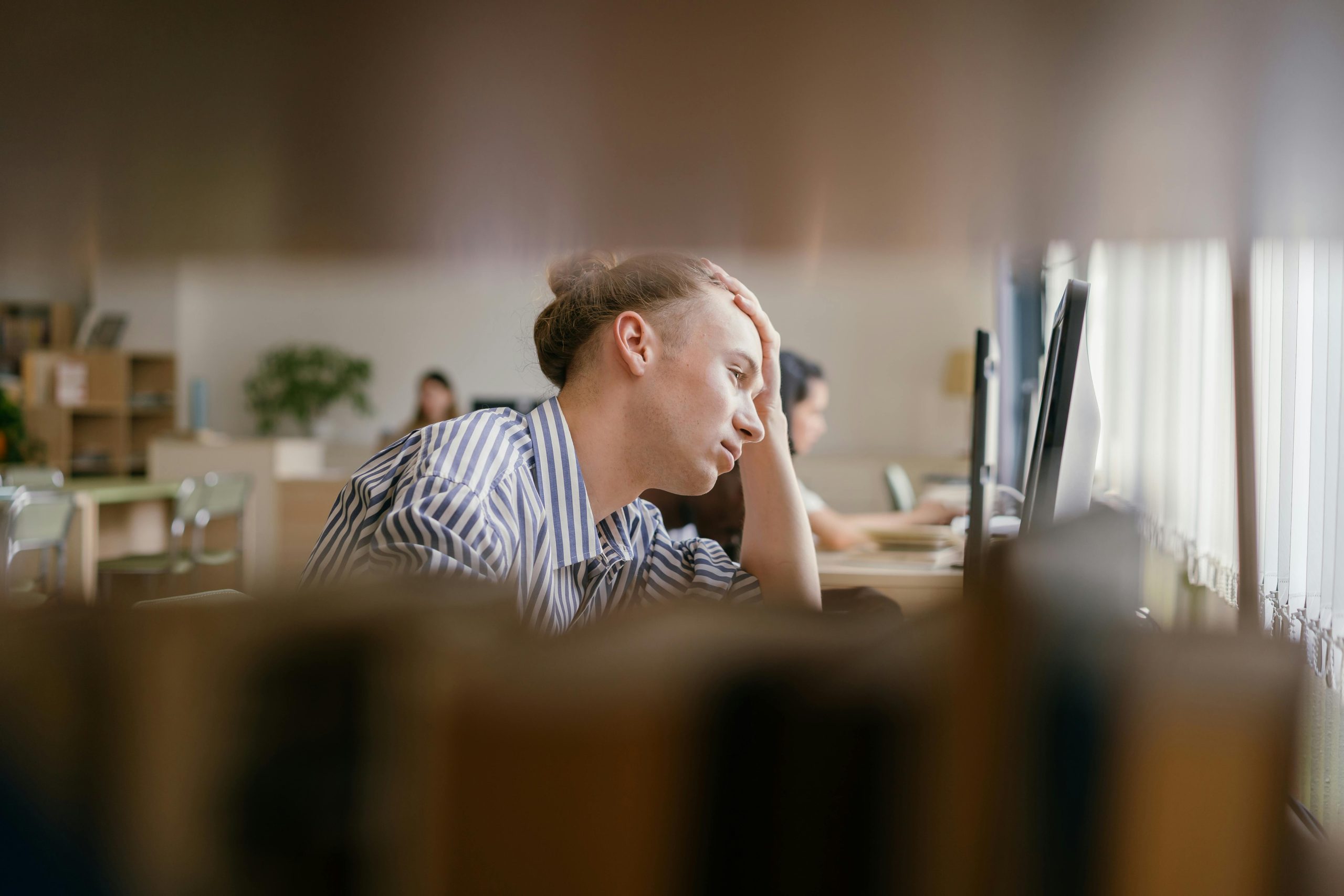 Burnout-ul la adulți tineri și momentul în care are sens să cauți un psiholog în Cluj-Napoca pentru burnout
