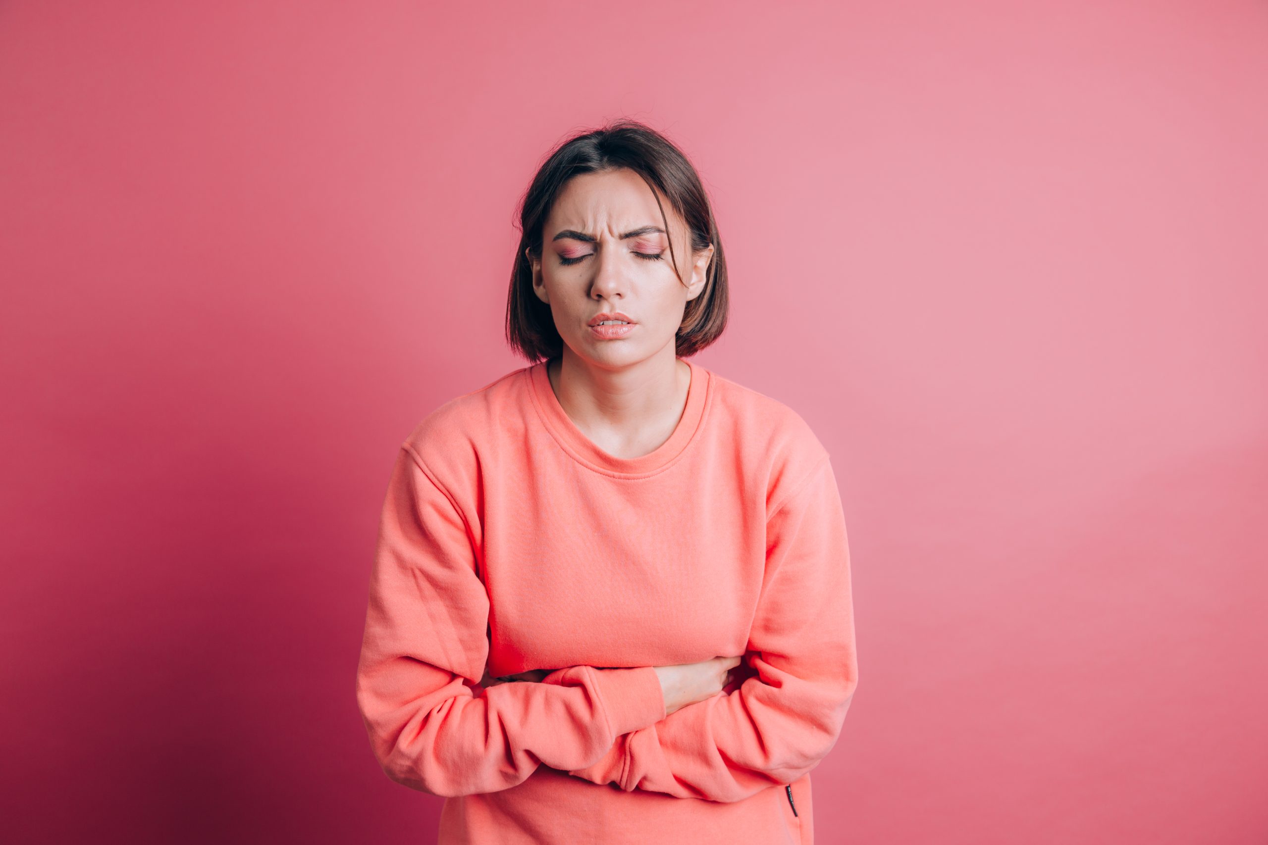 O femeie care are sindromul intestinului iritabil, disconfort abdominal, o doare stomacul de emotii