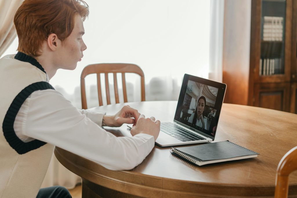 Alegerea între terapie online cu un psiholog din Cluj-Napoca și ședințe la cabinet, explicată pe înțelesul adulților tineri