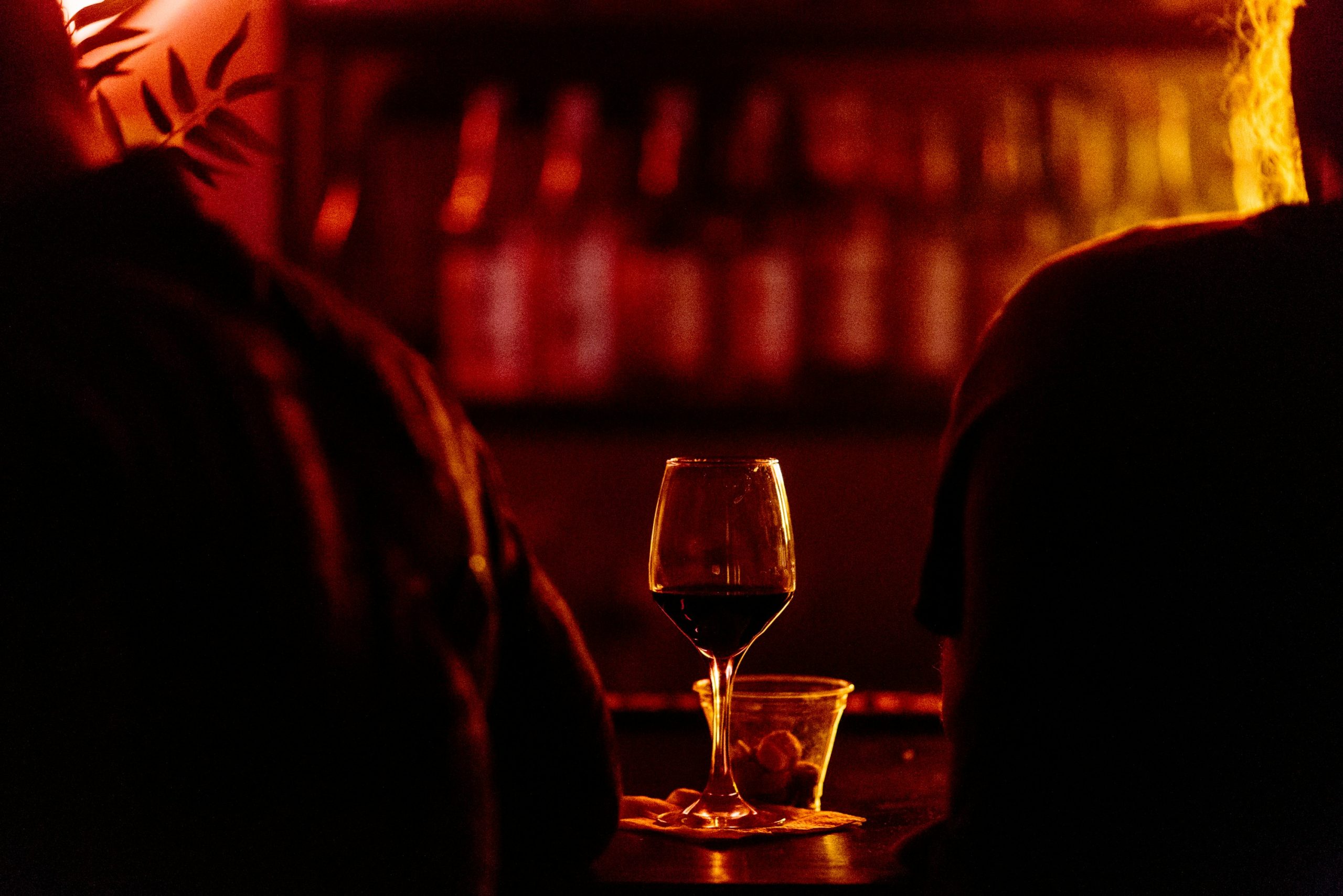 Pahar de vin seara – când alcoolul devine mecanism de reglare emoțională și cum înțelegem acest tipar