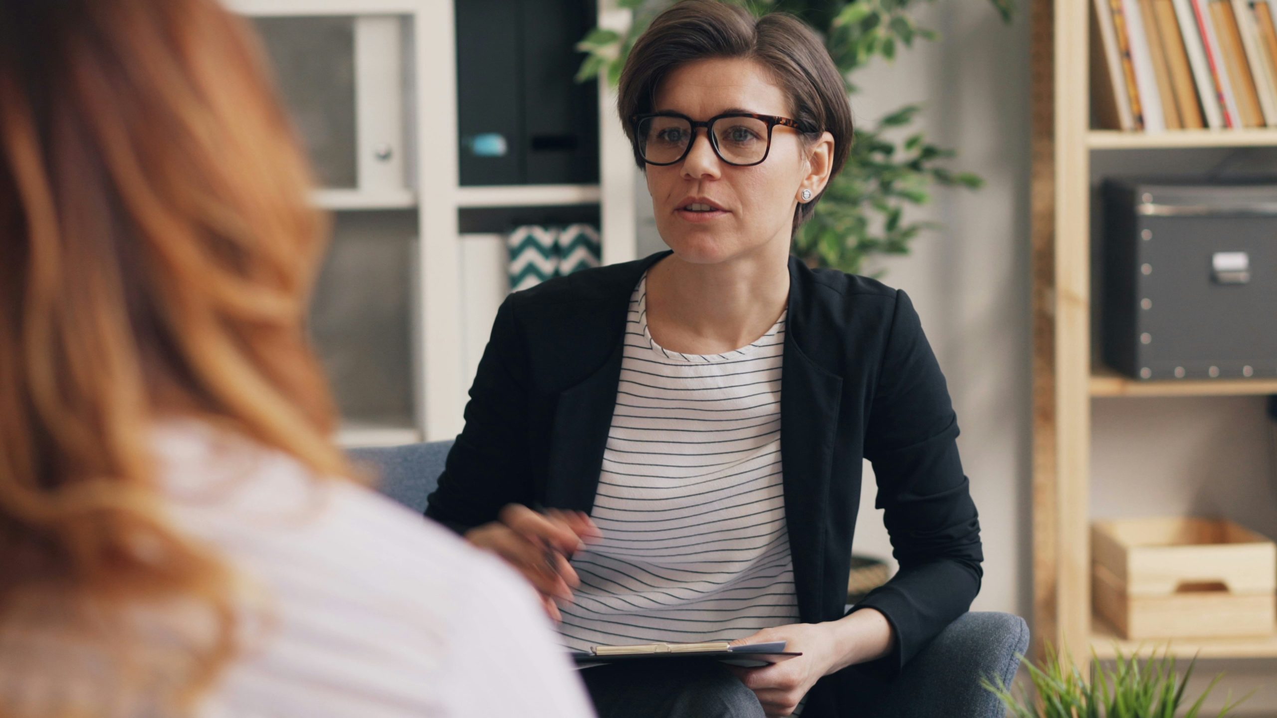 Persoană care alege să înceapă terapia voluntar, înainte de criză – sprijin psihologic în Cluj-Napoca