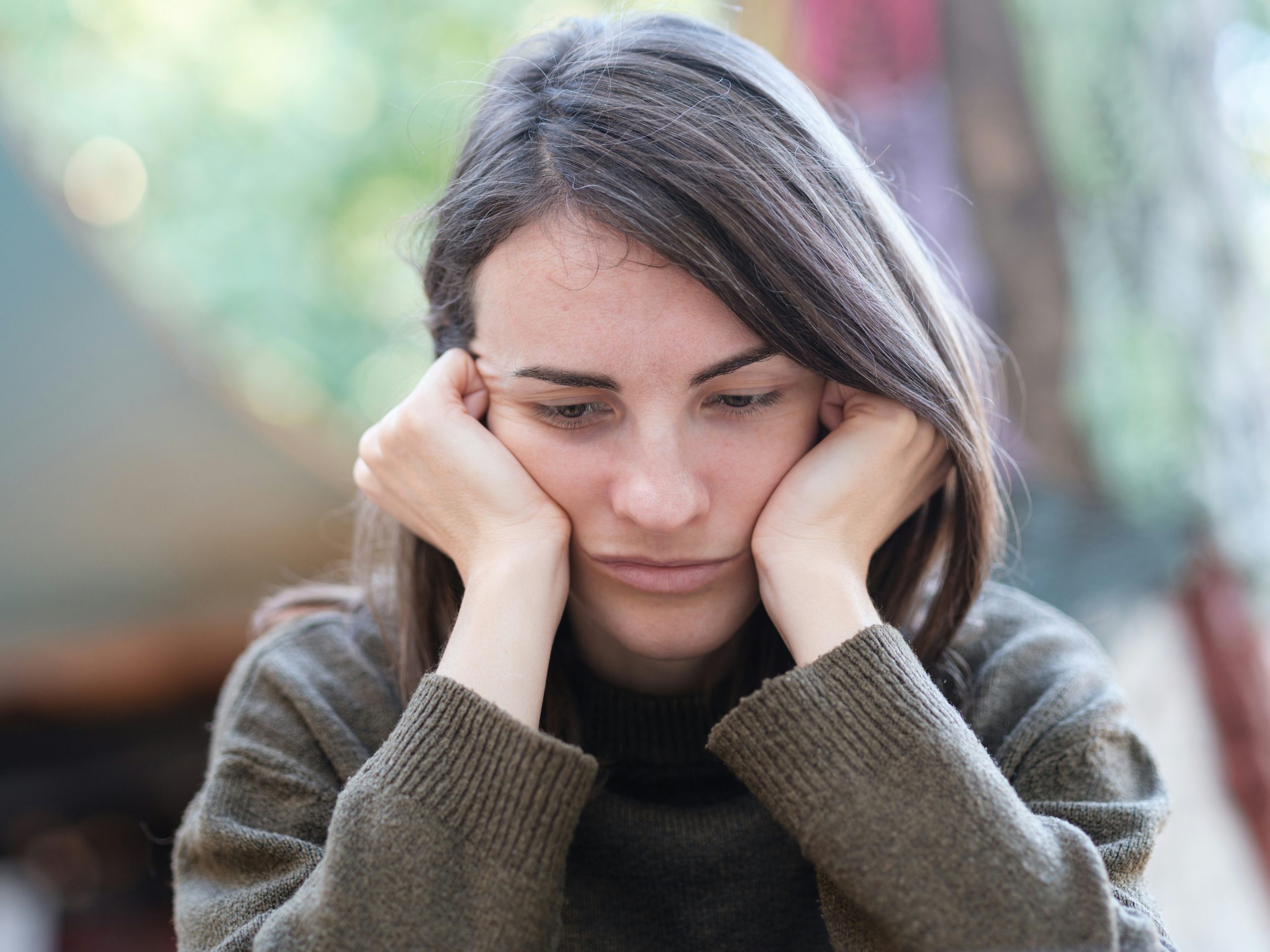 Persoană care se confruntă cu anxietatea persistentă și caută sprijin psihologic în Cluj-Napoca