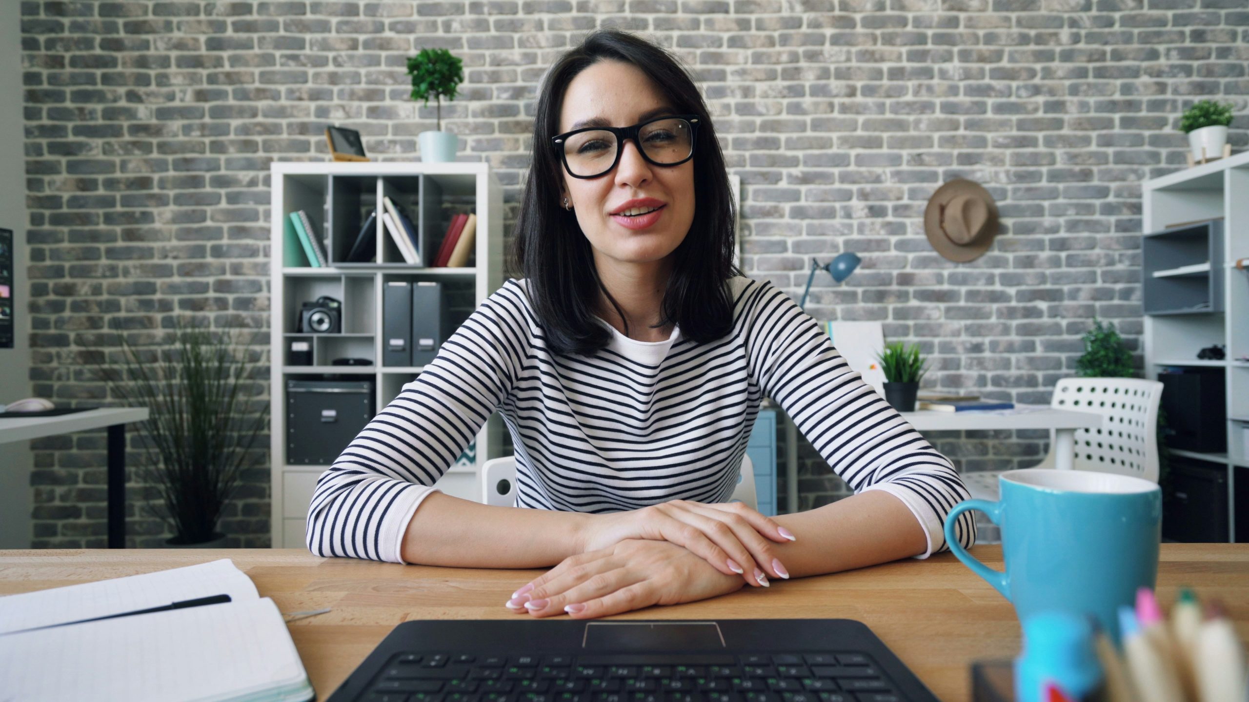 Femeie în ședință de terapie online cu psihologul, prin apel video pe laptop, acasă