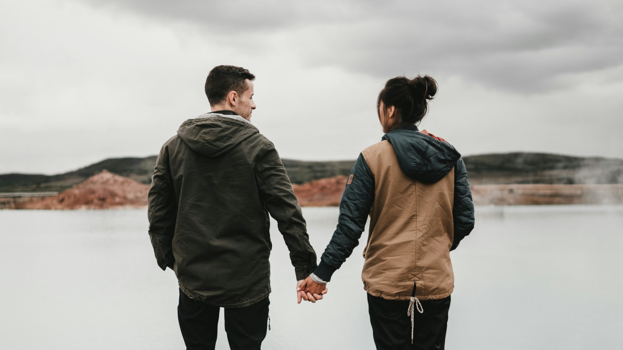 Tulburarea de atașament la adulți tineri – impact în relații și tipare emoționale