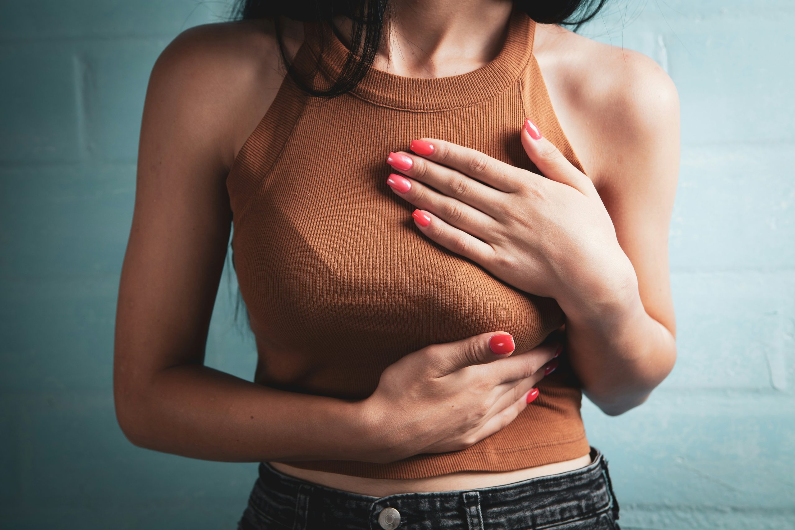 Persoană care își pune mâna pe abdomen și respiră calm, calmând legătura dintre intestin și anxietate